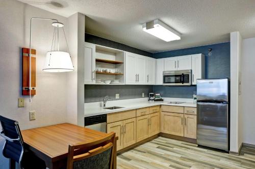 One-Bedroom King Suite - Non-Smoking image 7