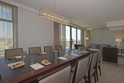 Săli de conferințe / săli de festivități, DoubleTree by Hilton Hotel & Suites Victoria in Victoria centru oraş