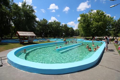 Swimming pool, Szegedi Partfurdo Kemping es Apartman in Ujszeged