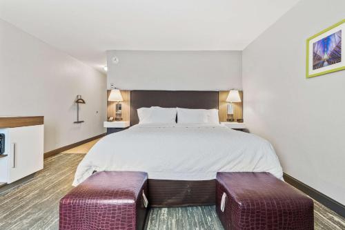 King Room with King Bed - Non-Smoking image 2