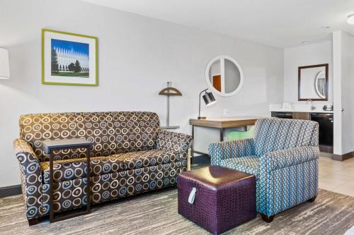King Studio Suite with Sofa Bed - Non-Smoking image 2