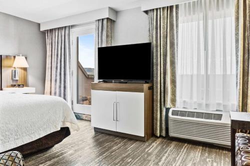 King Studio Suite with Sofa Bed - Non-Smoking image 6