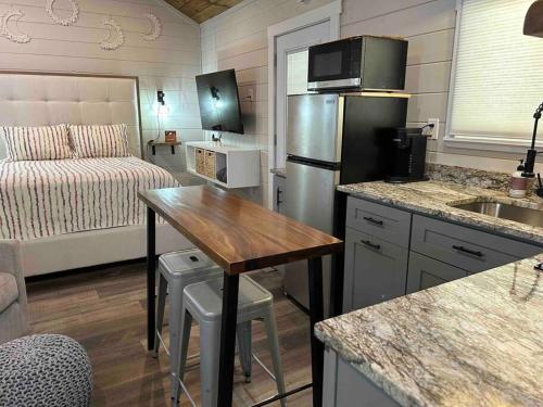 Blissful Nook Tiny Home ~ Cozy Retreat w/ Hot Tub; near Town and Deep Creek