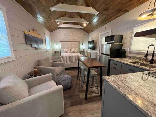 Blissful Nook Tiny Home ~ Cozy Retreat w/ Hot Tub; near Town and Deep Creek