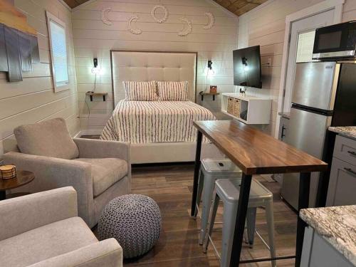 Blissful Nook Tiny Home ~ Cozy Retreat w/ Hot Tub; near Town and Deep Creek