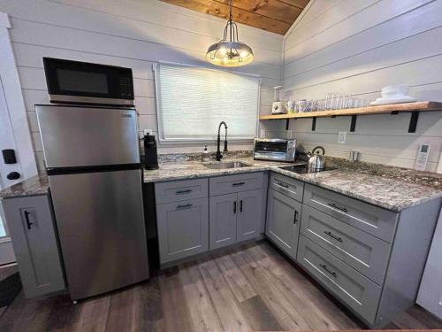 Blissful Nook Tiny Home ~ Cozy Retreat w/ Hot Tub; near Town and Deep Creek