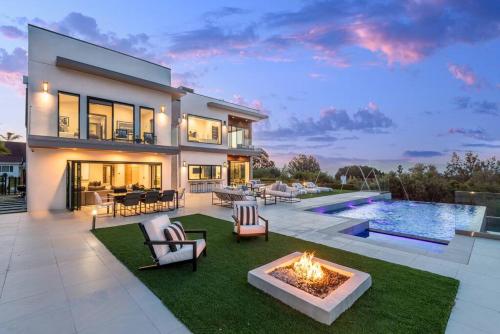Luxurious Mansion Exquisite 6BR Home with Pool!