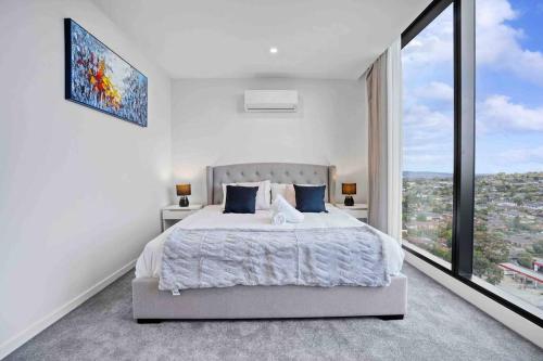 3 Bedrooms Apt in Glen Waverley central * parking