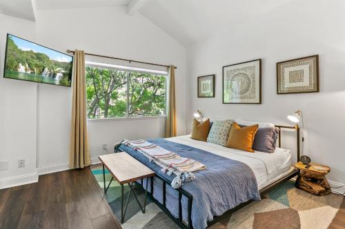 2br Condo - Sleeps 6 - Garage - Wifi Laguna in Laguna Niguel, USA