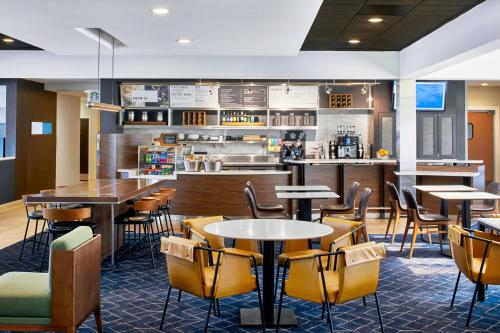 Courtyard by Marriott Memphis Airport - image 10