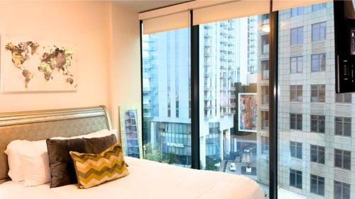 Blue Luxe-Highrise, Balcony, Year-round Pool, City View! in Atlanta, USA