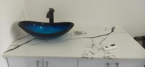 סטודיו עם גקוזי ענק מול כינרת in 提比里亞低地