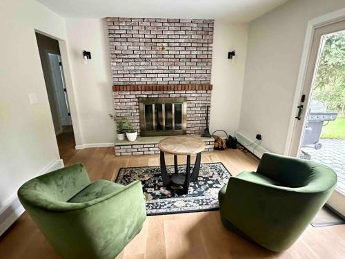 Létesítmények, 3 Bedroom Hilltop Escape with 5 Private Acres and Hot Tub in Crown Heights (NY)