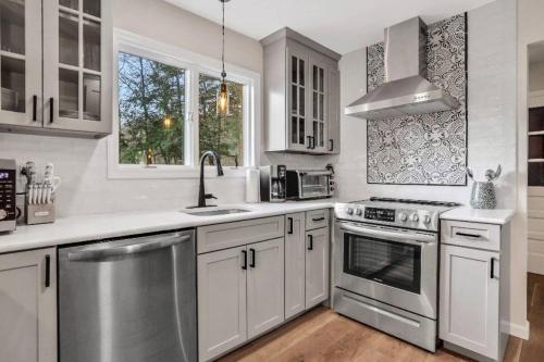 3 Bedroom Hilltop Escape with 5 Private Acres and Hot Tub in Marlboro, USA