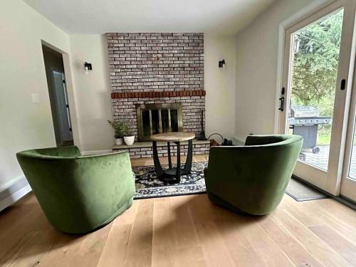 3 Bedroom Hilltop Escape with 5 Private Acres and Hot Tub in Crown Heights (NY)