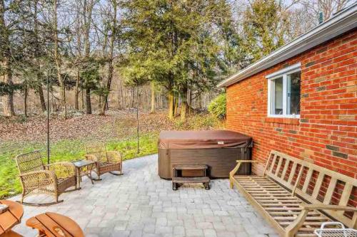 3 Bedroom Hilltop Escape with 5 Private Acres and Hot Tub in Crown Heights (NY)