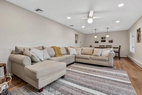 3 Bedroom Hilltop Escape with 5 Private Acres and Hot Tub in Marlboro, USA