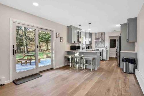 3 Bedroom Hilltop Escape with 5 Private Acres and Hot Tub in Crown Heights (NY)