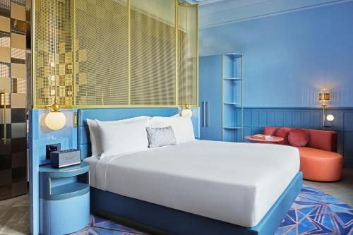 Fabulous King Room with Opera House view image 4