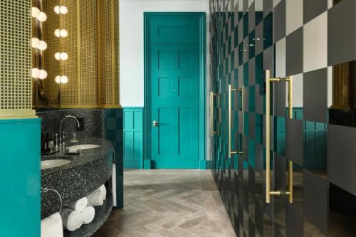 Cool Corner Suite King with City View image 3