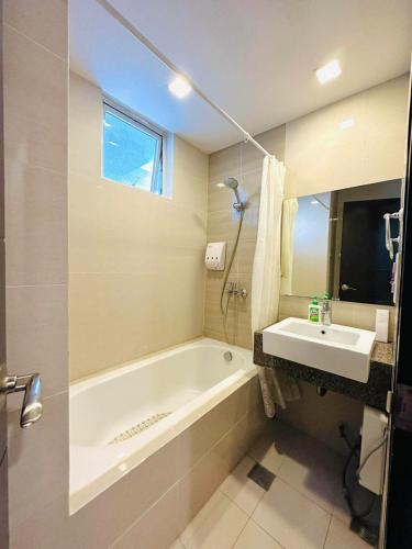 Mactan Newtown A by HiveRooms - 화장실