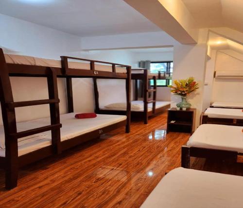 The Victorian by Stevrena Accommodations Room Type - 8-Bed Mixed Dormitory Room