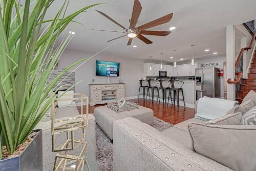 IAH-Houston 5BR Elegant Oasis - Free Parking, WiFi, Sleeps 14 in Humble, USA