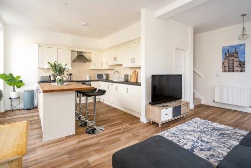 Spacious 2 Bedroom House With Stunning Views in Claverton