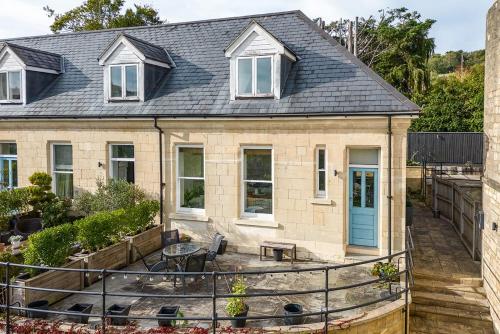 Spacious 2 Bedroom House With Stunning Views in Claverton