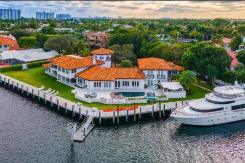 Aqua Vista Waterfront Mansion, Near Fort Lauderdal