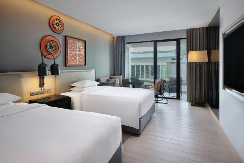 Deluxe, Guest room, 2 Double, Balcony image 6