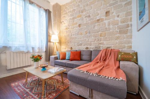 Charming Garden Apartment in Le Marais, Paryż