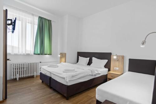 1 double bed, 1 twin bed