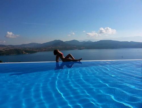 THEARESORT EXCLUSIVE, Lygia