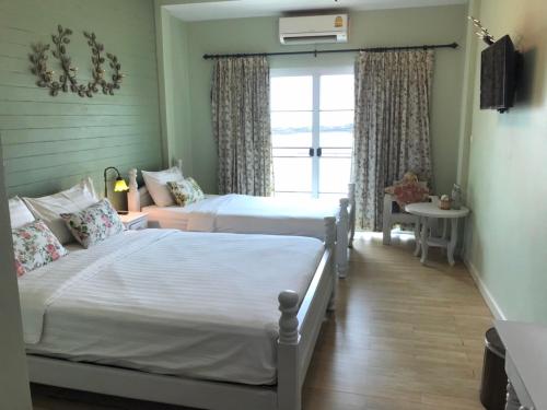 1 king bed, 1 twin bed