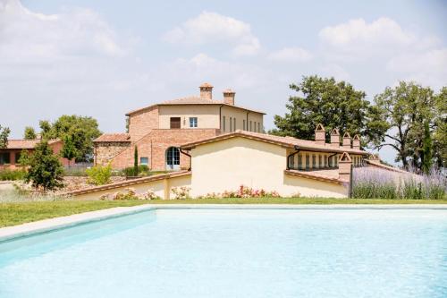Luxury Resort with swimming pool in the Tuscan countryside, Villas on the ground floor with private outdoor area with panoramic view