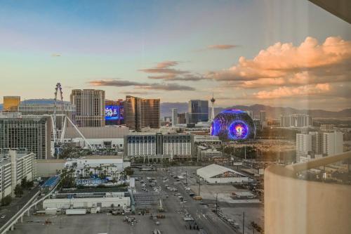 NO RESORT FEES-MGM StripView Adjoining Suites F1 View, Лас-Вегас (фото 5)