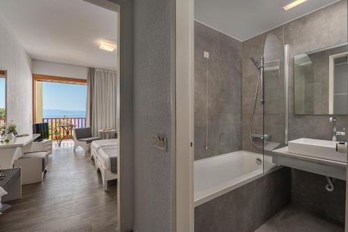 Standard Twin Room with Sea View