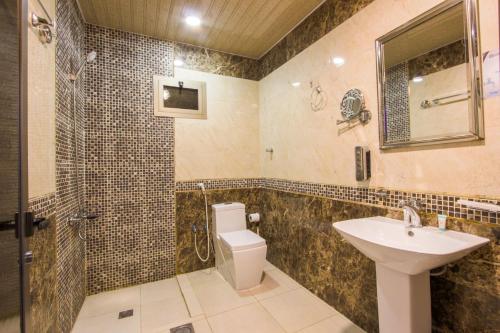 One-Bedroom Apartment image 4