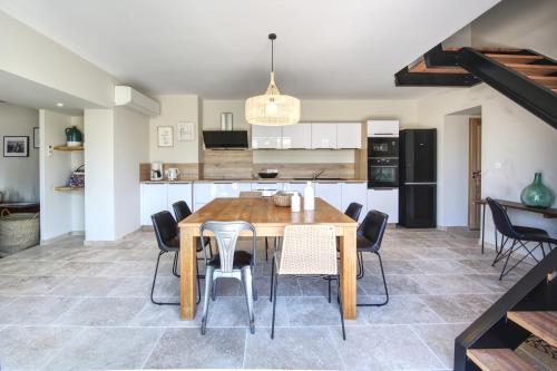 ห้องครัว, Le Mazet d'Ernestine - Piscine et Cheminée (Le Mazet d'Ernestine - Piscine et Cheminee) in ฟองวิเย่