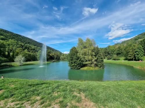 Petit nid entre lac et montagnes