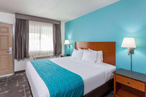 Howard Johnson by Wyndham National City/San Diego South in National City, USA