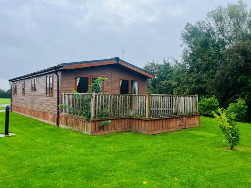 Springwell Lodge With Hot Tub - Accommodation - Malton