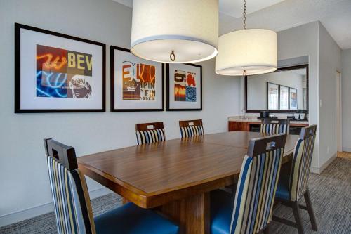 Embassy Suites Detroit Metro Airport - image 11