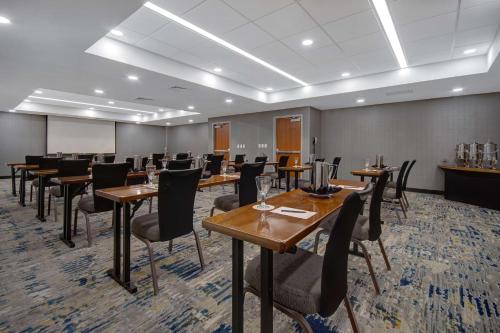 Embassy Suites Detroit Metro Airport - image 11