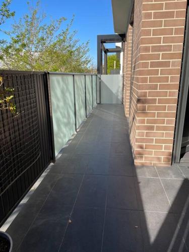Erkély/terasz, Lightsview 2 BR Apt, Free Parking and WiFi 9 KM from CBD in Clearview