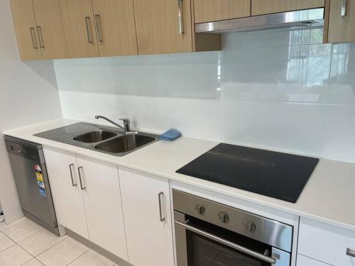 Konyha, Lightsview 2 BR Apt, Free Parking and WiFi 9 KM from CBD in Clearview