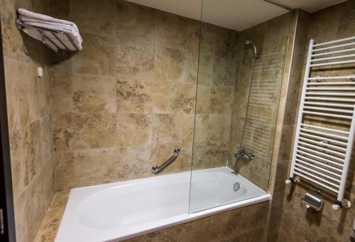 Deluxe Double or Twin Room image 1
