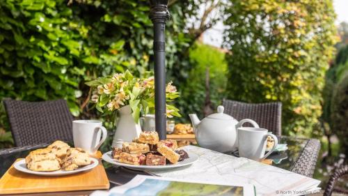 Tillers Cottage - Stone Cottage set in quaint North Yorkshire Village