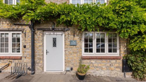 Tillers Cottage - Stone Cottage set in quaint North Yorkshire Village